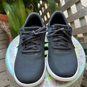 Kizik Black Sneakers. Step-in style size 8
